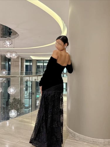 فستان مخملي اسود مع تطريز تحت