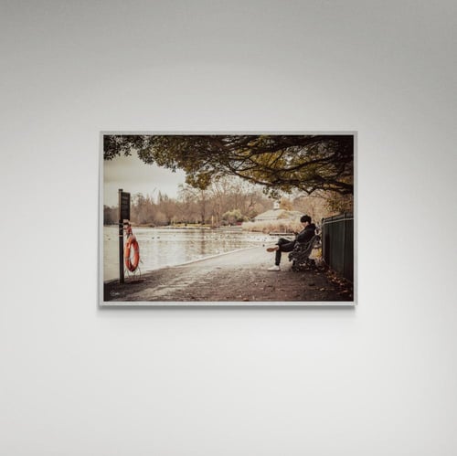 لوحة فنية شخص مقابل بحيرة - صورة (35)