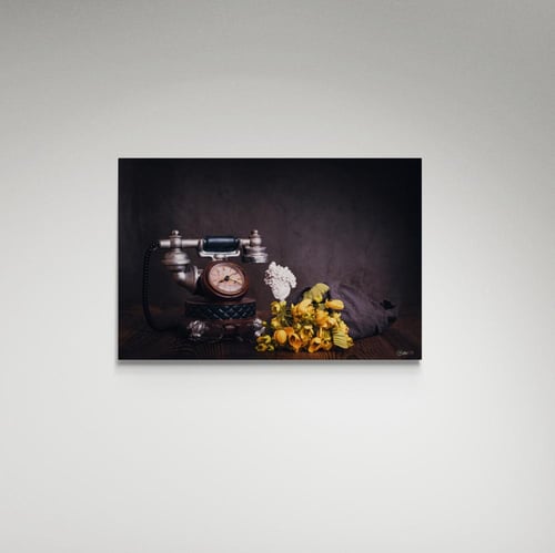 لوحة فنية وردة صفراء وهاتف - صورة (6)