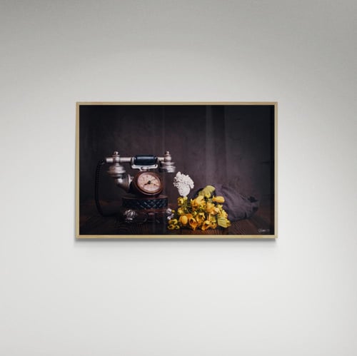 لوحة فنية وردة صفراء وهاتف - صورة (6)