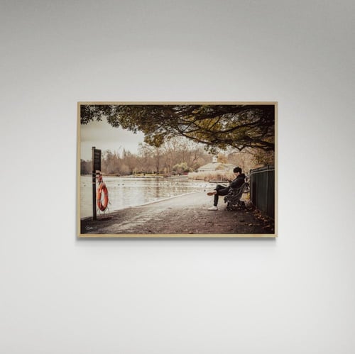 لوحة فنية شخص مقابل بحيرة - صورة (35)