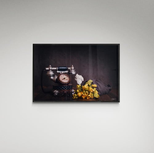 لوحة فنية وردة صفراء وهاتف - صورة (6)