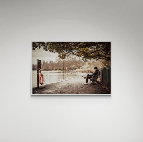 لوحة فنية شخص مقابل بحيرة - صورة (35)