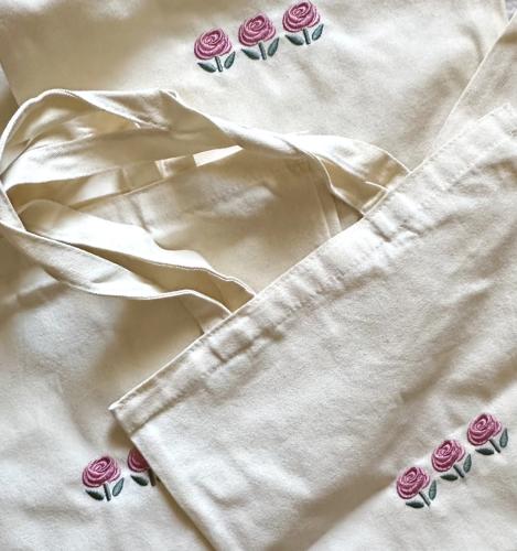 شنطة قماشية مطرزة | ورد المدينة