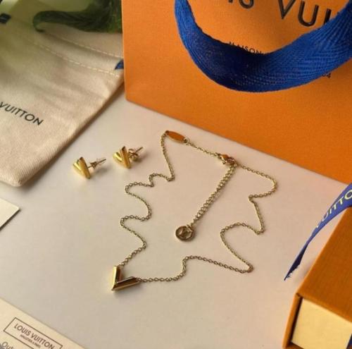 طقم إكسسوارات ذهبي فاخر من Louis Vuitton