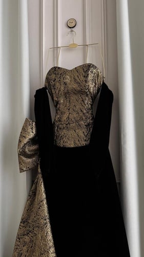 فستان سهرة مخمل أوف شولدر جاكار ذهبي