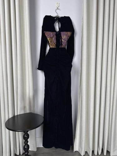 فستان سهرة مخمل كحلي بكورسيه برنت جاكار