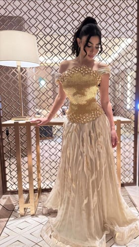 فستان سهرة ذهبي أوف شولدر مطرز أورجنزا