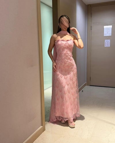 فستان سهرة وردي سترابلس مطرّز بالخرز