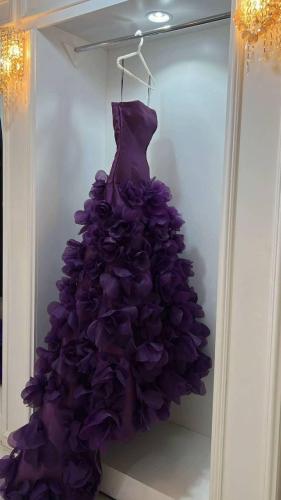 فستان سهرة بنفسجي ورد