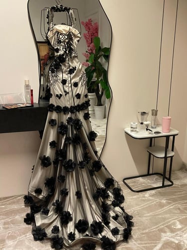 فستان سهرة دانتيل مطرز بورود ثلاثية الأبعا