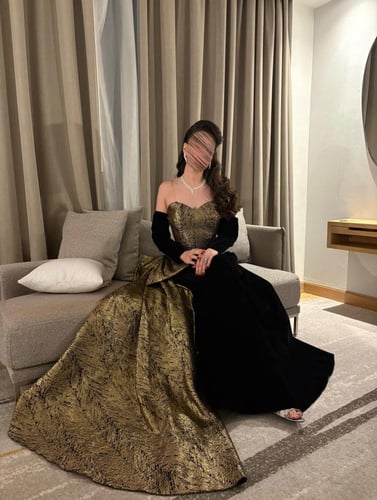 فستان سهرة مخمل أوف شولدر جاكار ذهبي