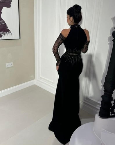 فستان سهرة أسود باربي هالتر مطرّز بأكمام دانتيل