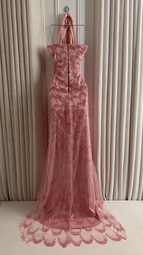 فستان سهرة وردي سترابلس مطرّز بالخرز