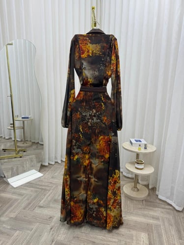 فستان سهرة شيفون بطباعة ورود وياقة كلاسيك