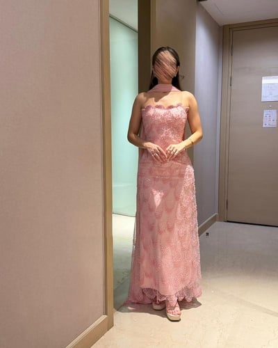 فستان سهرة وردي سترابلس مطرّز بالخرز