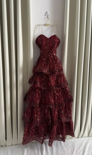 فستان سهرة خرز مرصّع بالترتر بتصميم طبقات