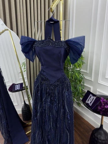 فستان كحلي بتطريز فخم