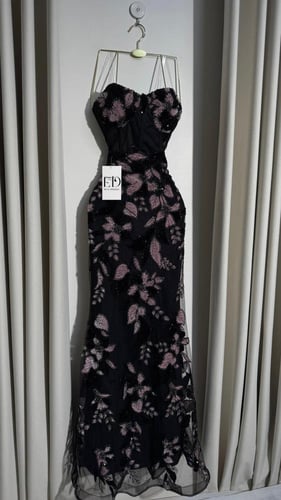 فستان سهرة أسود مطرّز سترابلس