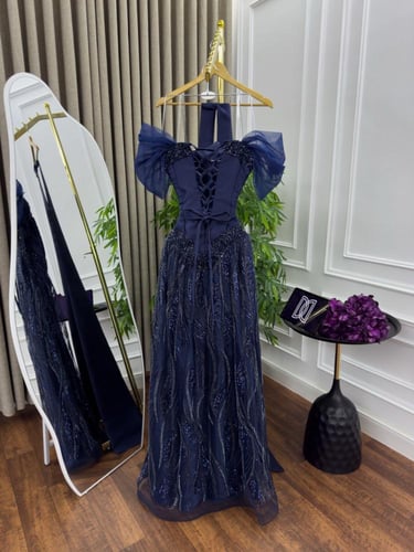 فستان كحلي بتطريز فخم