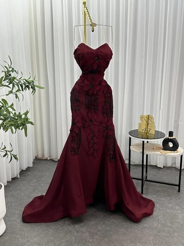 فستان سهرة عنابي سترابلس بتطريز ورد بارز