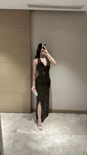 فستان سهرة زيتي سواريه مطرز بالكامل