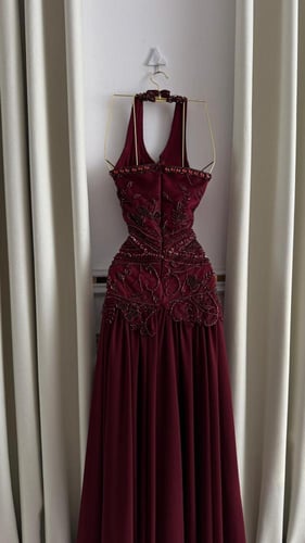 فستان سهرة عنابي شيفون هالتر مطرّز