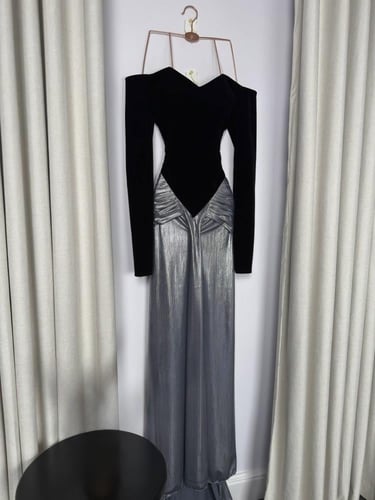 فستان سهرة جوخ أسود بتنورة أطلس لمعة