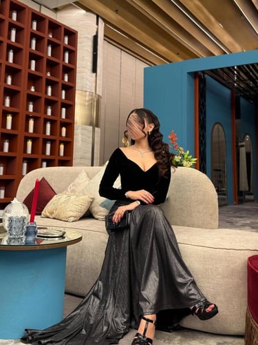 فستان سهرة جوخ أسود بتنورة أطلس لمعة