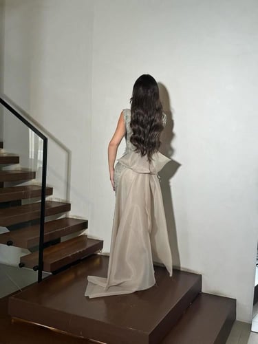 فستان سهرة أوف شولدر مطرّز بذيل شيفون