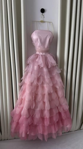 فستان سواريه باللون الوردي بتصميم منفوش،