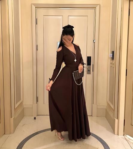 فستان بني ناعم بقصه اكمام