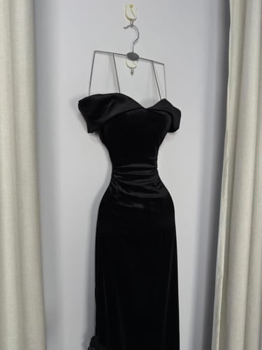 فستان سهرة مخمل أسود بفتحة دانتيل جانبية