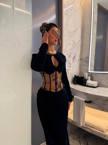 فستان سهرة مخمل كحلي بكورسيه برنت جاكار