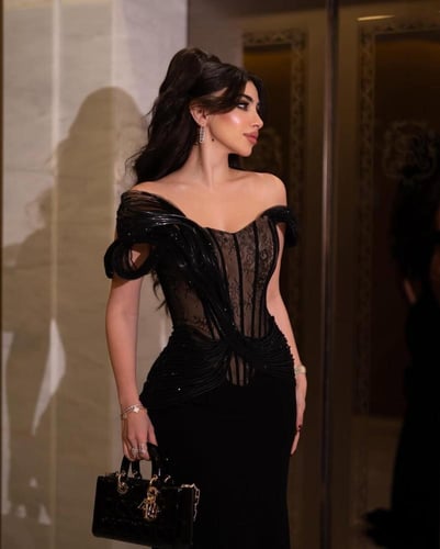 فستان سهرة أسود أنيق بتصميم أوف شولدر