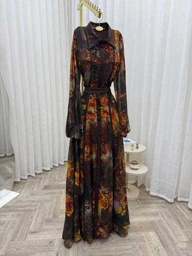 فستان سهرة شيفون بطباعة ورود وياقة كلاسيك