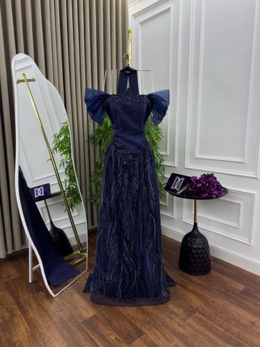 فستان كحلي بتطريز فخم