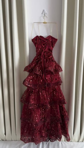 فستان سهرة خرز مرصّع بالترتر بتصميم طبقات