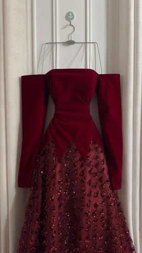 فستان سهرة جوخ أوف شولدر بكلفة لامعة