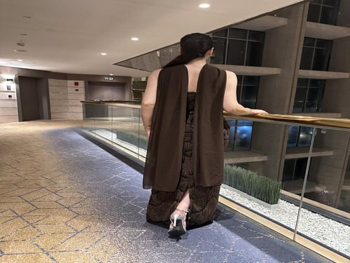 ستان سهرة سواريه بني مطرّز بالترتر