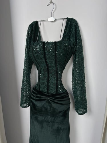 فستان سهرة مخمل أخضر أوف شولدر بياقة سكوير