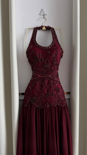 فستان سهرة عنابي شيفون هالتر مطرّز