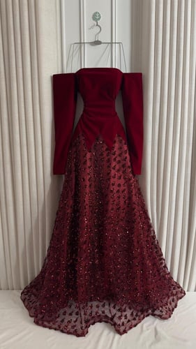 فستان سهرة جوخ أوف شولدر بكلفة لامعة