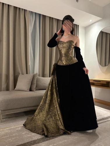 فستان سهرة مخمل أوف شولدر جاكار ذهبي