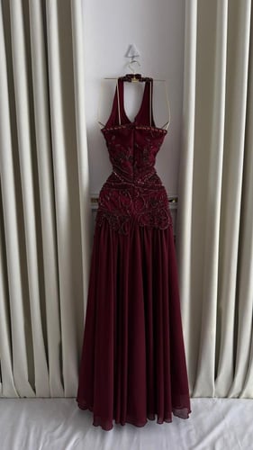 فستان سهرة عنابي شيفون هالتر مطرّز