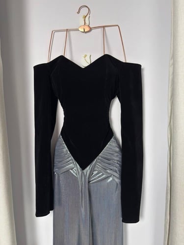 فستان سهرة جوخ أسود بتنورة أطلس لمعة