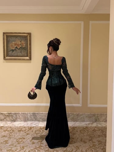 فستان سهرة مخمل أخضر أوف شولدر بياقة سكوير