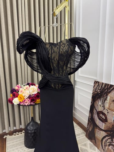 فستان سهرة أسود أنيق بتصميم أوف شولدر