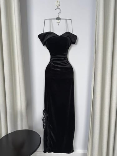 فستان سهرة مخمل أسود بفتحة دانتيل جانبية