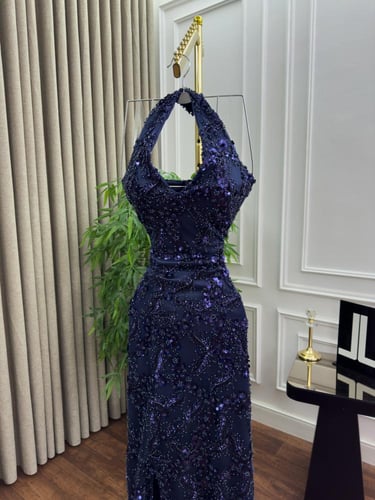 فستان سهرة كحلي ترتر مطرّز بتصميم أنثوي جذّاب